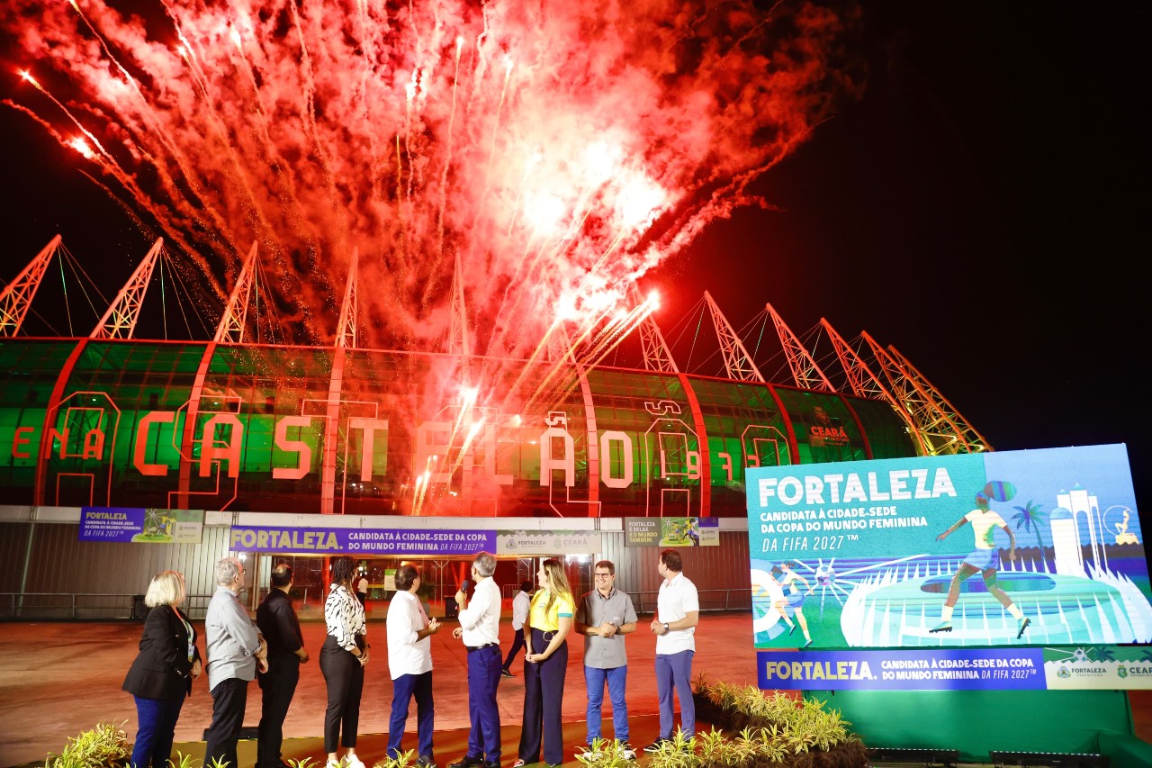 grupo de pessoas posa para a foto